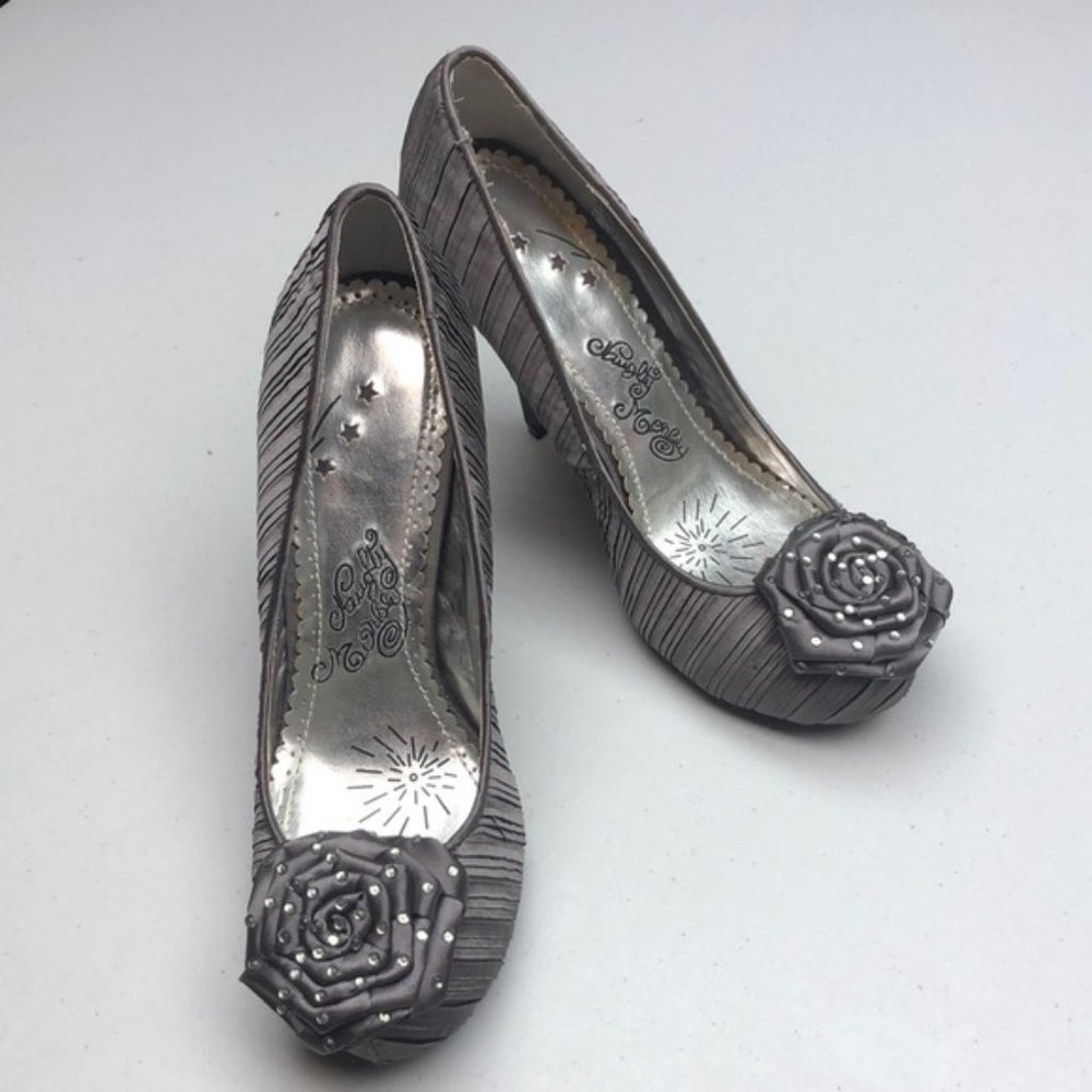 LIKE NEW NAUGHTY MONKEY PLATINUM FABRIC SZ US9 4.5” HEELS ⭐️
